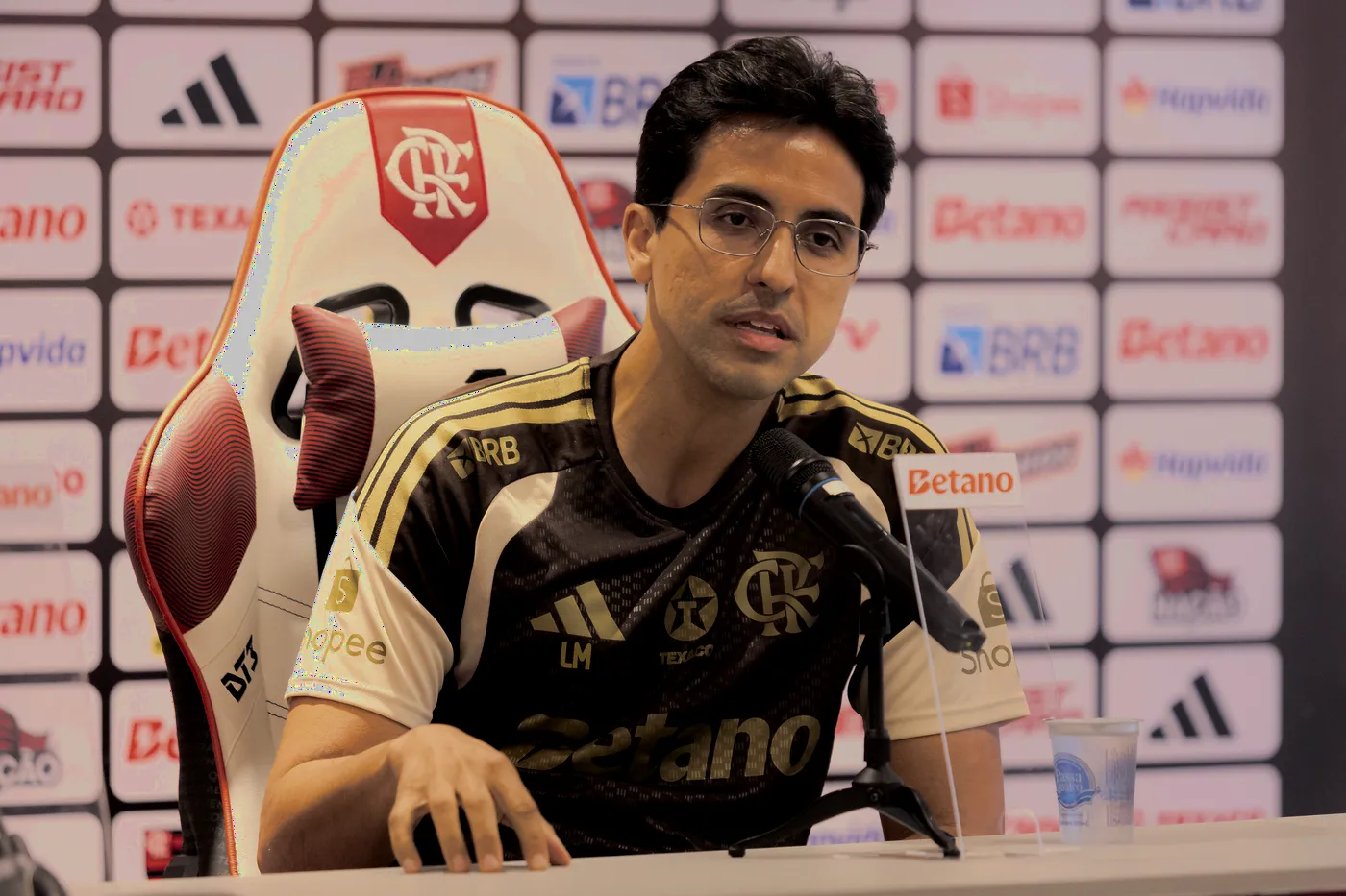 Dr. Luiz Macedo durante entrevista coletiva no centro de treinamento