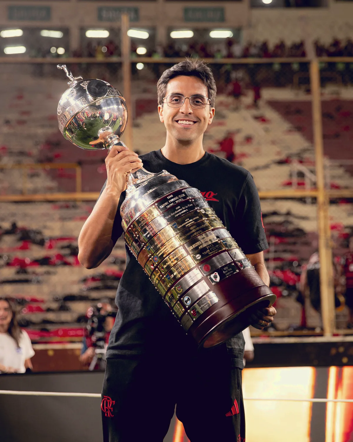 Dr. Luiz Macedo com o troféu da Copa Libertadores da América